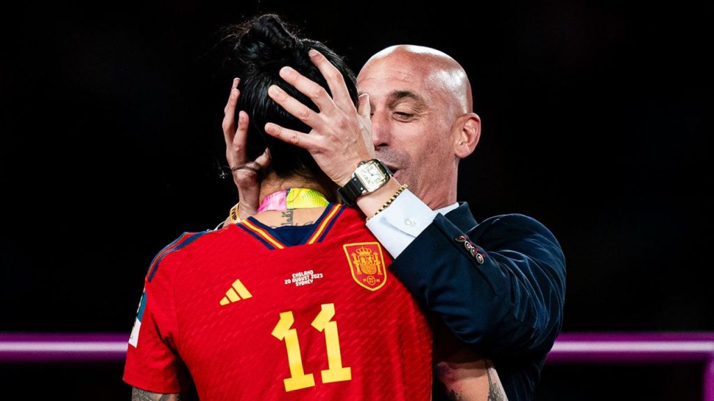 Hình ảnh ôm hôn không được cho phép kém duyên của Luis Rubiales tại World Cup nữ 2023 