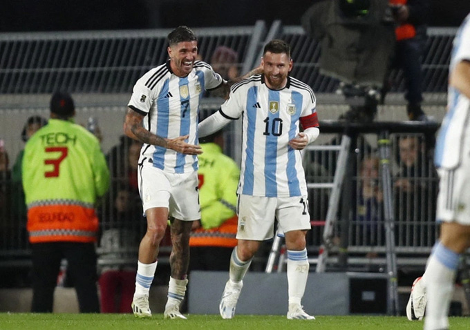 Các cầu thủ Argentina vui mừng với chiến thắng sát nút trước Ecuador