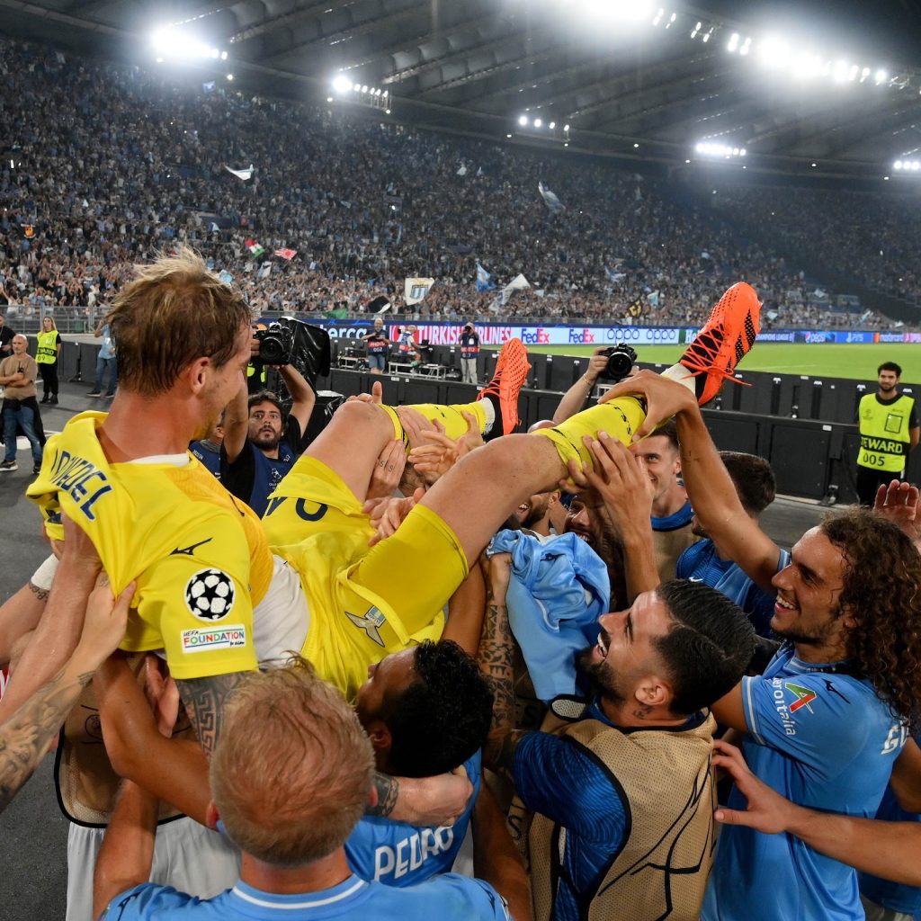Thủ môn ghi bàn cho Lazio - Ivan Provedel - được đồng đội chúc mừng